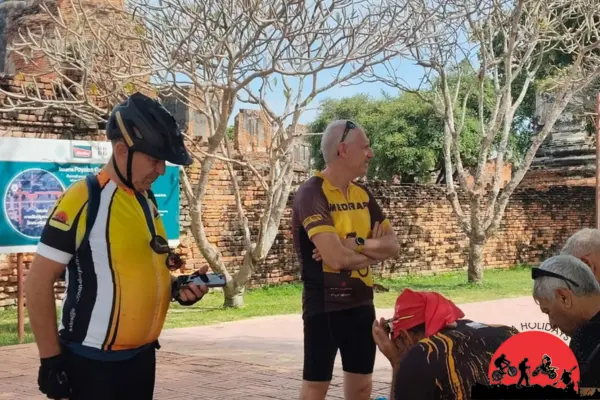 Siem Reap Cycle To Local Pagodas and Market – Half day
